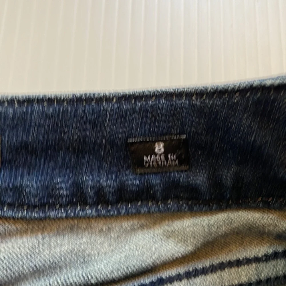 Miss Me Girls skinny ankle blue jean with embroidery detailing. Girls size 8